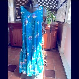 Sale until ends Jan 1 2022Vintage Hawaiian dress, made in Hawaii very nice condi
